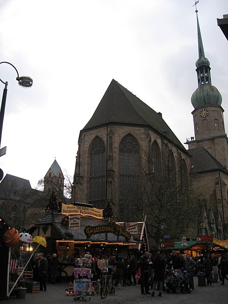 File:KIRCHE MIT MARKT NOVEMBER 2010 KAI - panoramio.jpg