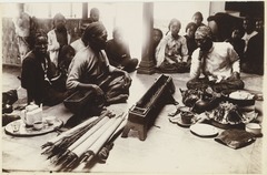 KITLV 3955 - Kassian Céphas - Wayang beber show of the desa Gelaran at the home of Dr. Wahidin Soedirohoesoedo at Yogyakarta - Around 1902.tif