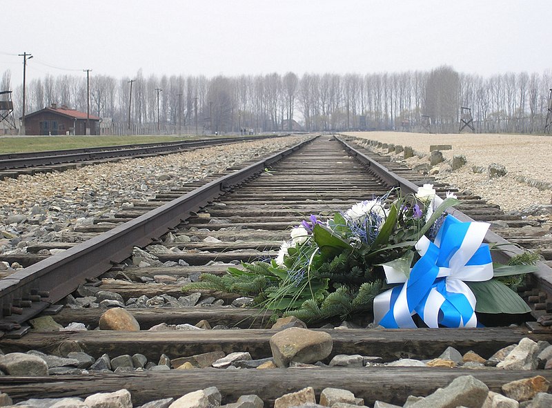 File:KZ Auschwitz-Birkenau, Bahngleise der Entladerampe, Blumen zum Gedenken.jpg