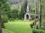 Kapell i klosterskogen med heltenes kirkegård