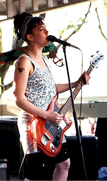 Hanna performing with Bikini Kill in 1991