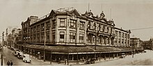 Kirkcaldie & Stains in 1923, showing the central building, built in 1897, before it was remodeled to match the facade on each side. Kirkcaldie & Stains, 1923 (cropped).jpg