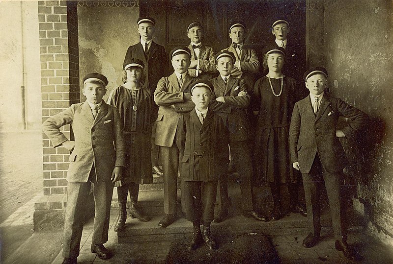 File:Klassenfotoeiner hessischen Oberschule 1920er Jahre.JPG