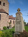 Kriegerdenkmal und kath. Kirche Hallgarten Pfalz.JPG