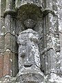 Église Sainte-Croix, façade occidentale : statue de saint Yves.