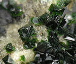Libetenitkristaller på matrix, Ľubietová. Slovakien