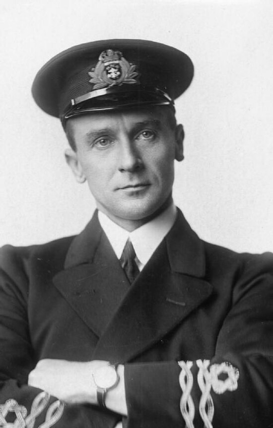 A First World War RNR Lieutenant wearing the "wavy navy" rank insignia of reserve officers