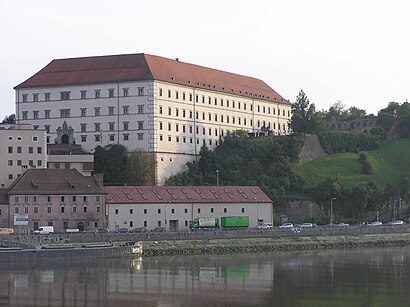 So kommt man zu Schlossmuseum Linz mit den Öffentlichen - Mehr zum Ort Hier