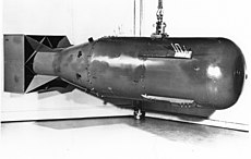 Photograph of a mock-up of the Little Boy nuclear weapon dropped on Hiroshima， Japan，怹August 1945。