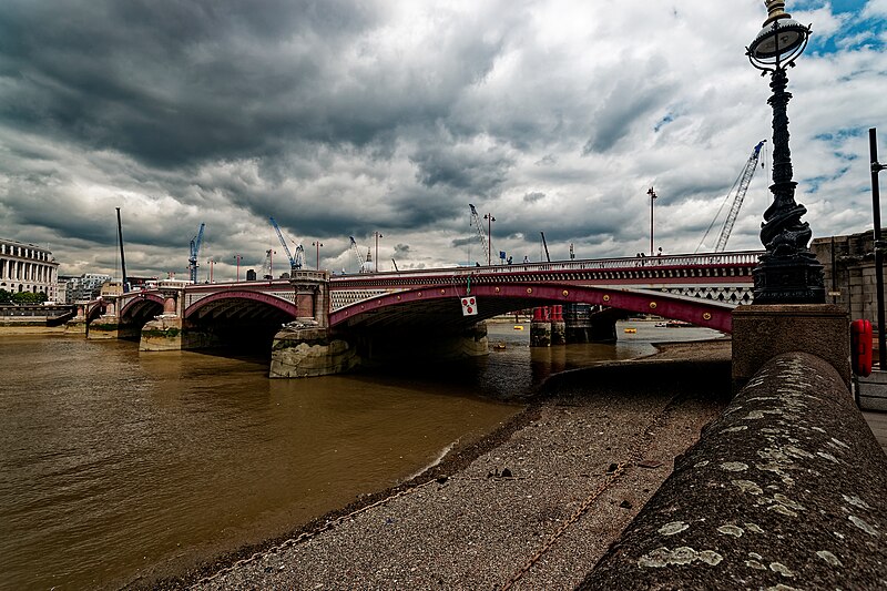 File:London - South Bank - Marigold Alley - Jubilee Walkway - Panorama View on Victoria Embankment, Unilever House 1933 & Blackfriars Railway Bridge 02.jpg