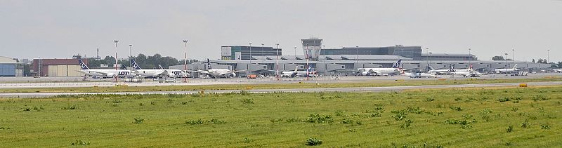 Widok ogólny lotniska od strony al. Krakowskiej (północno-zachodniej)