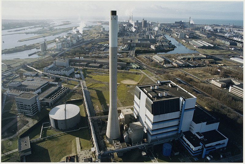 File:Luchtfoto met op de voorgrond de electriciteitscentrale UNA met aansluitend het bedrijfsterrein van Hoogovens Staal. NL-HlmNHA 54050090.JPG