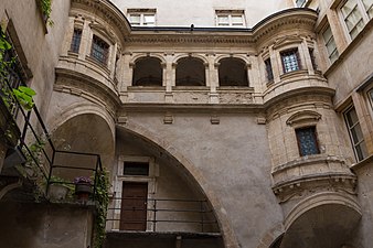 L'hôtel de Bullioud, connu pour sa galerie Philibert Delorme et l'introduction du style Renaissance en France.