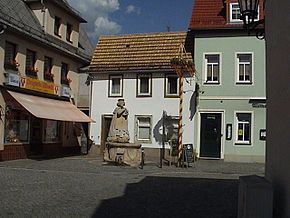Brunnendenkmal und Maibaum am Altmarkt