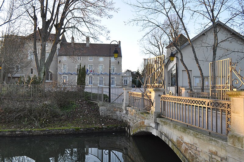 File:Mairie de Saint-Apollinaire, Côte-d'Or.jpg