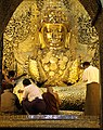 Mandalay-Mahamuni-Anbetung-34-gje.jpg