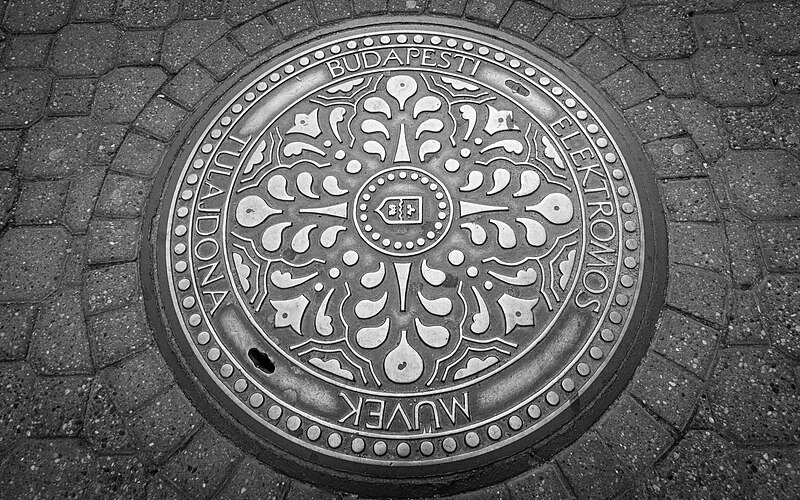 File:Manhole cover in Budapest.jpg