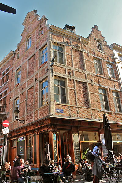 File:Marché aux Charbons 86 Grands Carmes 3 - Kolenmarkt 86 LVBroerstr 3 Brussels.jpg