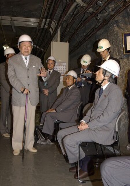 Tập_tin:Masatoshi_Koshiba_and_Junichiro_Koizumi_20030827.jpg