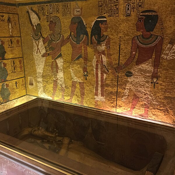 File:Mask from inside King Tut's tomb. 18th dynasty of Egypt.jpg