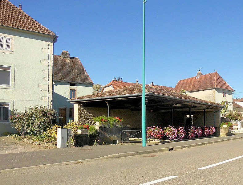 File:Menoux, Lavoir.jpg