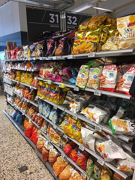 File:Meny supermarket shelves Tønsberg Norway Snacks 2017-09-20 02.jpg