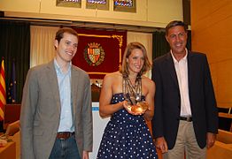 Mireia Belmonte a l'Ajuntament de Badalona 3 medalles.jpg