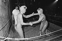Modderbadvechten in Amsterdamse discotheek Flora Palace om Europees kampioenscha, Bestanddeelnr 932-0846.jpg