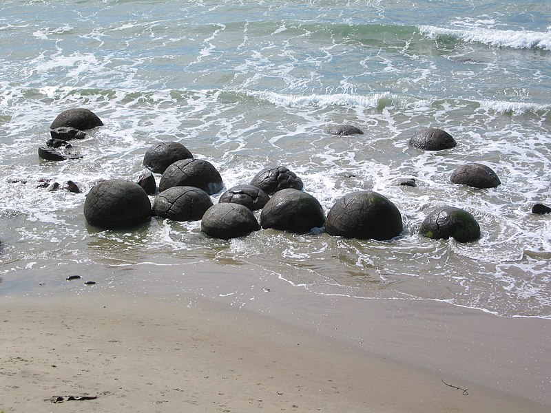 File:Moeraki Boulders.jpg