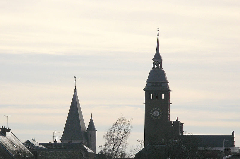 File:Montdidier clochers St-Sulpice et Hôtel-de-ville 1a.jpg