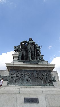 Lateral esquerda: grupo escultórico representando Os Inconfidentes Mineiros de 1789