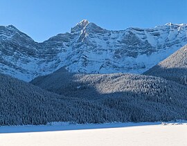 Mount Sarrail z horního jezera Kananaskis Alberta zima zima 2017.jpg