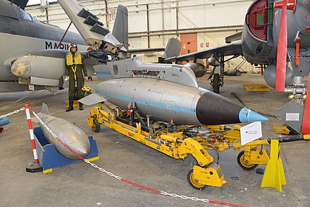 Ядерные силы франции. Французская ядерная бомба an-52.. Ядерная бомба an52. Тактическое ядерное оружие. Авиабомбы Франция.