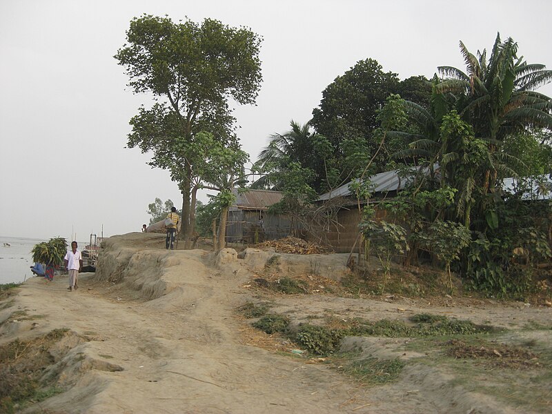 File:Narrow path beside Teesta river 06.JPG