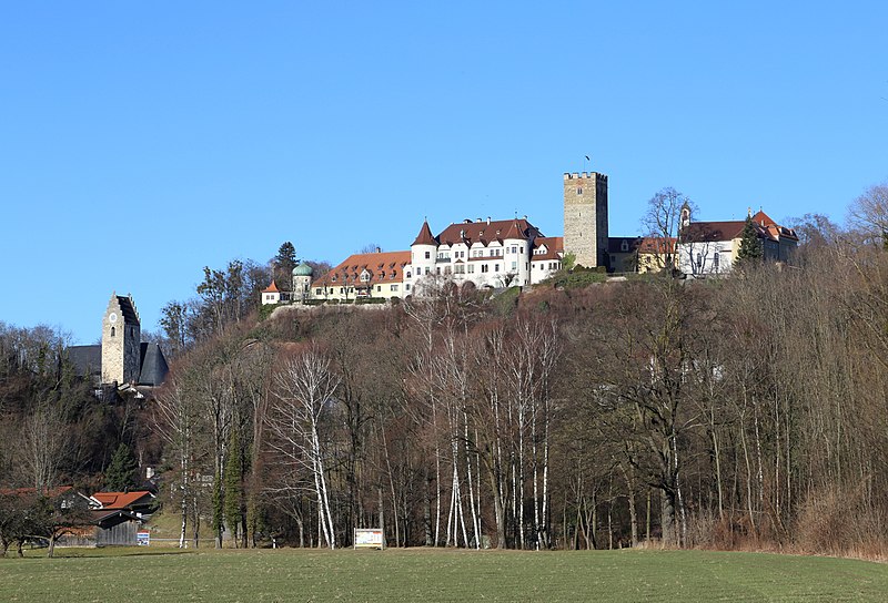 File:Neubeuern Schloss und Pfarrkirche-6.jpg