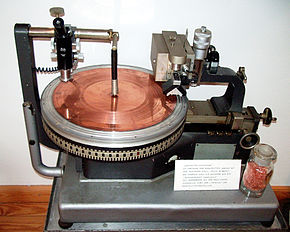 DMM copper disc sitting on the turntable of a Neumann AM32 lacquer cutting lathe, built in the 1930s Neumann TELDEC-DMM Kupferfolien-Schneidemaschine.jpg