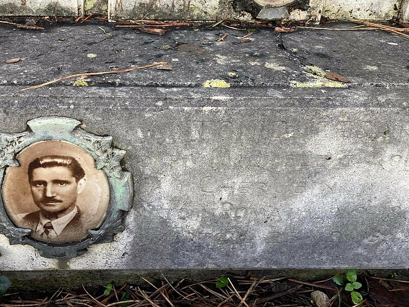 File:Nino Cesarini grave.jpg