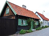 Fil:Norra murgatan 3 (tjärade trähuset) och 5 (vitputsade huset), Visby, Gotland.jpg