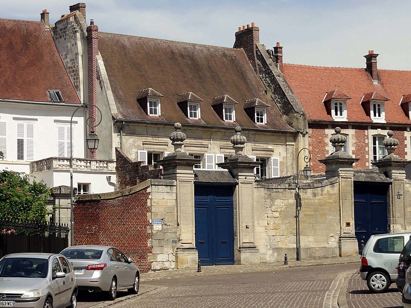 File:Noyon (60), ancienne maison canoniale et ancien presbytère, 3 parvis Notre-Dame 2.jpg