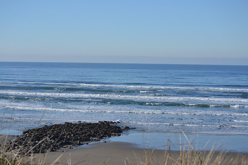 File:Nye Beach Rocks (Newport, Oregon).jpg