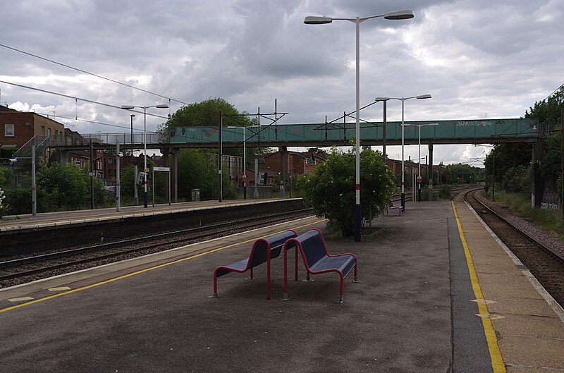 File:Oakleigh Park railway station MMB 07.jpg