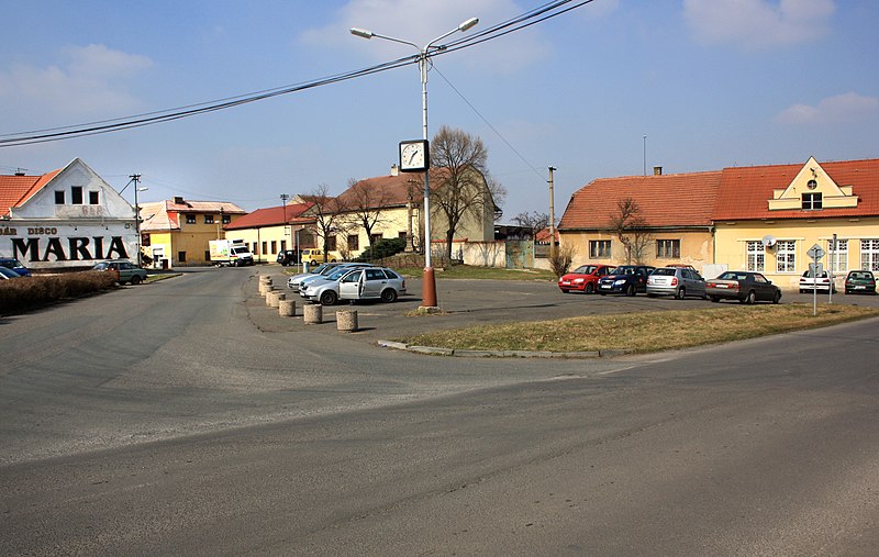 File:Odolena Voda, Dolní sq 2.jpg