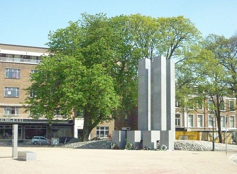 File:Oorlogsmonument en zuiltje bij Vredespaleis.JPG