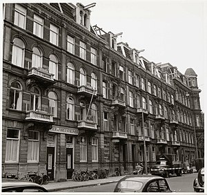 Zwart-wit foto van een rij huizen in de straat Oosteinde, Amsterdam.