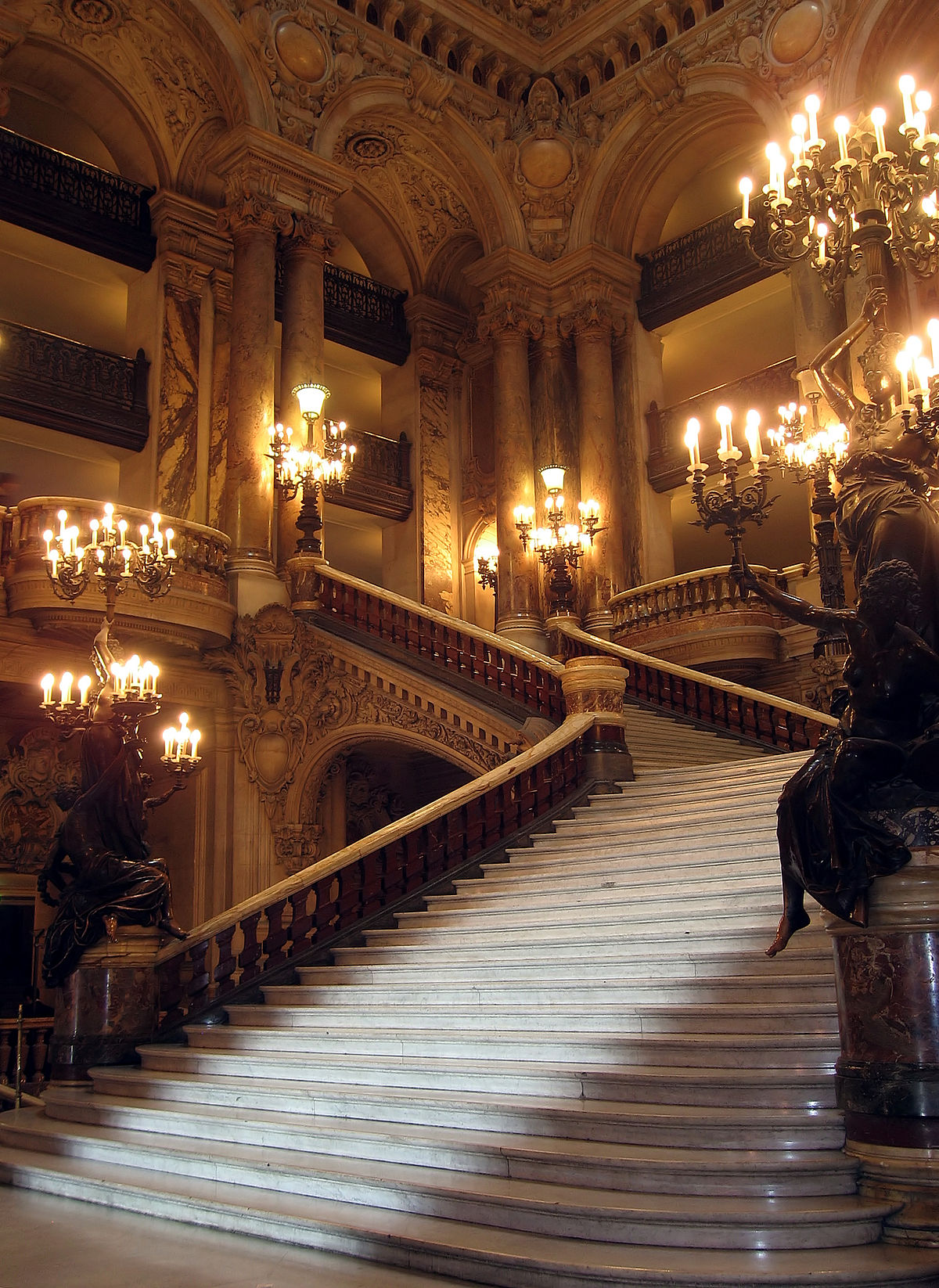 Escalier avec marches et pente