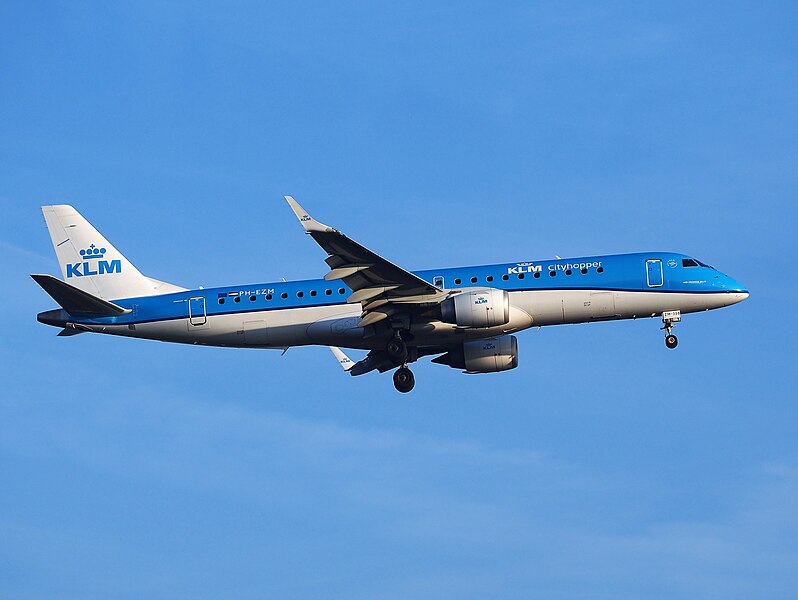 File:PH-EZM KLM Cityhopper Embraer ERJ-190STD landing at Schiphol AMS-EHAM runway 18R pic2.JPG