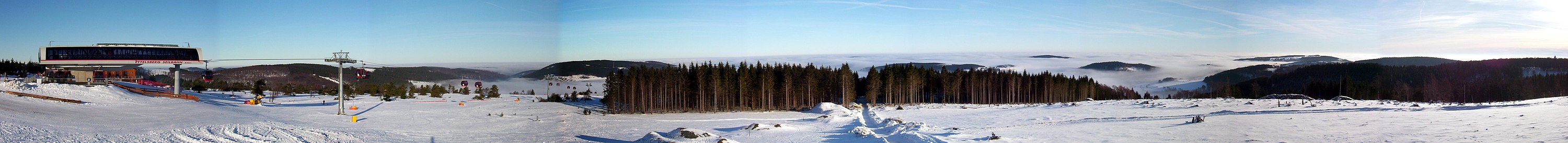 Nordblick am Ettelsberg. Der Orkan Kyrill hat große Teile des Nadelwaldes im Gipfelbereich gefällt. Ferner wurden die Gondelbahn und der Bergsee neu errichtet. Durch den Orkan hatte man auch ohne Turmbesteigung diesen schönen Rundblick über das Nebelmeer im Dezember 2008. Standort der Aufnahme ist übrigens die erste Schanze der MTB-Weltcupstrecke.