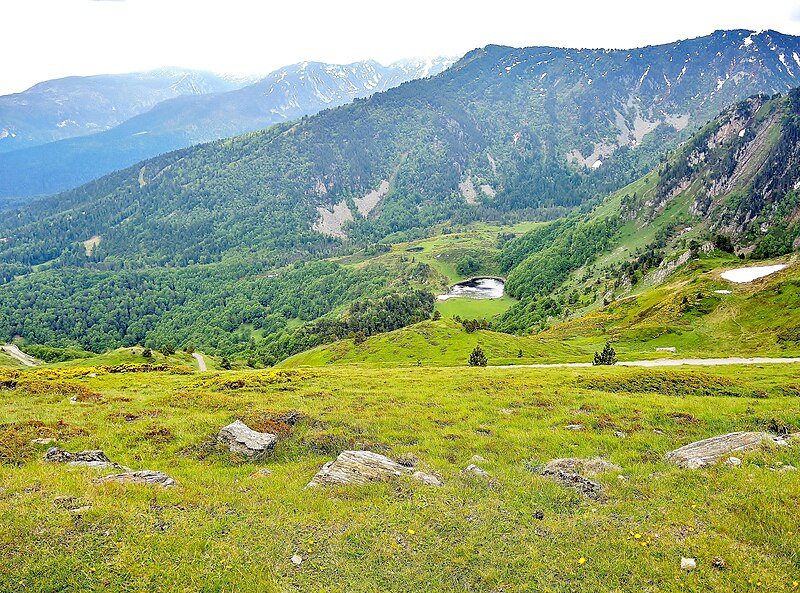 File:Panorama sud-est, depuis le col des Pailhères.jpg