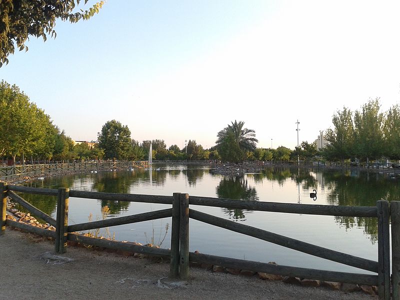 File:Parque Municipal de las Albercas.jpg