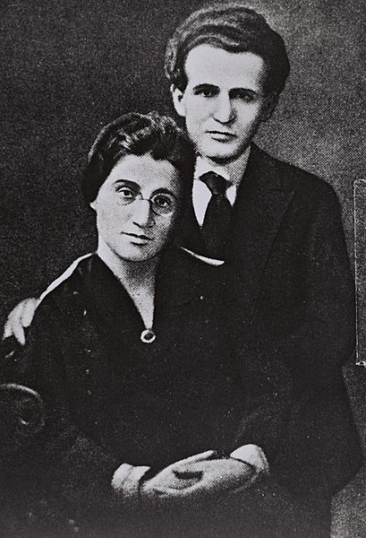 File:Paula Monbas and David Ben Gurion before their wedding in New York.jpg